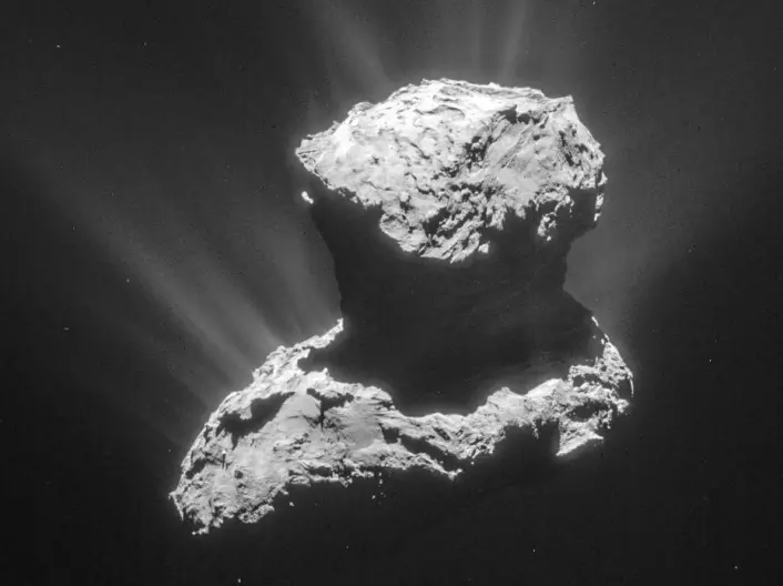Kometen 67P sett av Rosetta 25. mars 2015 på cirka 86 kilometers avstand. Støv og gass fordamper ut i kometens atmosfære. (Foto: ESA/Rosetta/NavCam)