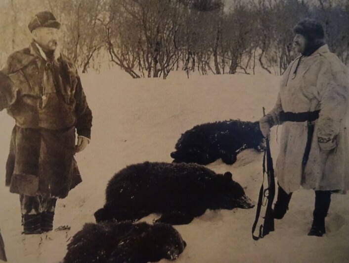 Bjørnejegere på grensen mellom Norge og Russland ved århundreskiftet. Foto: Sør-Varanger museums fotosamling og hentet fra boken "Bjørnens år" av Steinar Wikan Bjørnejegere på grensen mellom Norge og Russland ved århundreskiftet. Foto: Sør-Varanger museums fotosamling og hentet fra boken "Bjørnens år" av Steinar Wikan