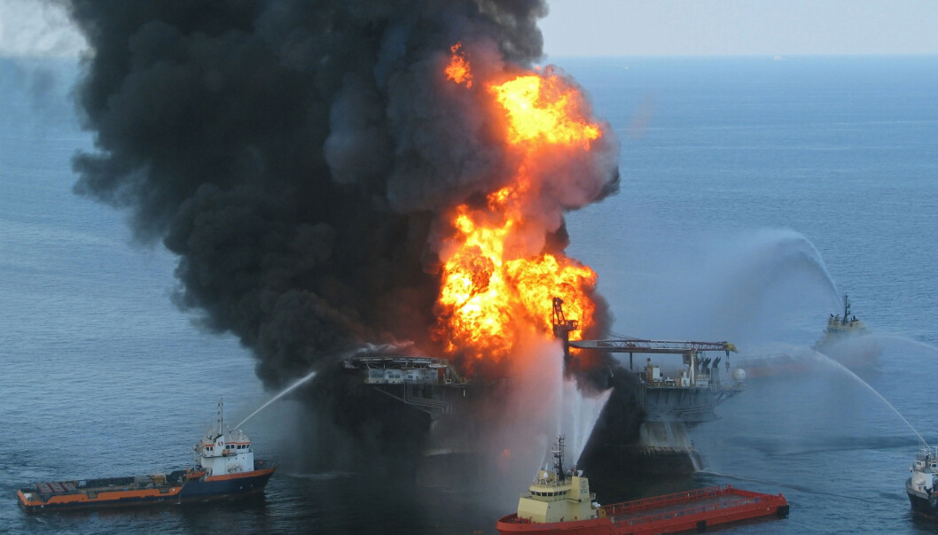 Den 20. april 2010 begynte Deepwater Horizon å brenne etter en eksplosjon. 11 av mannskapet omkom. Etter 36 timer sank plattformen. (Foto: US Coast Guard) Den 20. april 2010 begynte Deepwater Horizon å brenne etter en eksplosjon. 11 av mannskapet omkom. Etter 36 timer sank plattformen. (Foto: US Coast Guard)