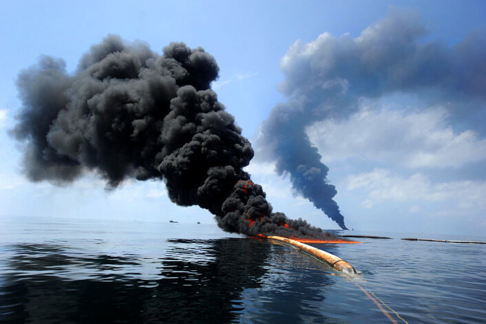Oljesøl brennes opp etter Deepwater Horizon-ulykken (Foto: US Coast Guard) Oljesøl brennes opp etter Deepwater Horizon-ulykken (Foto: US Coast Guard)