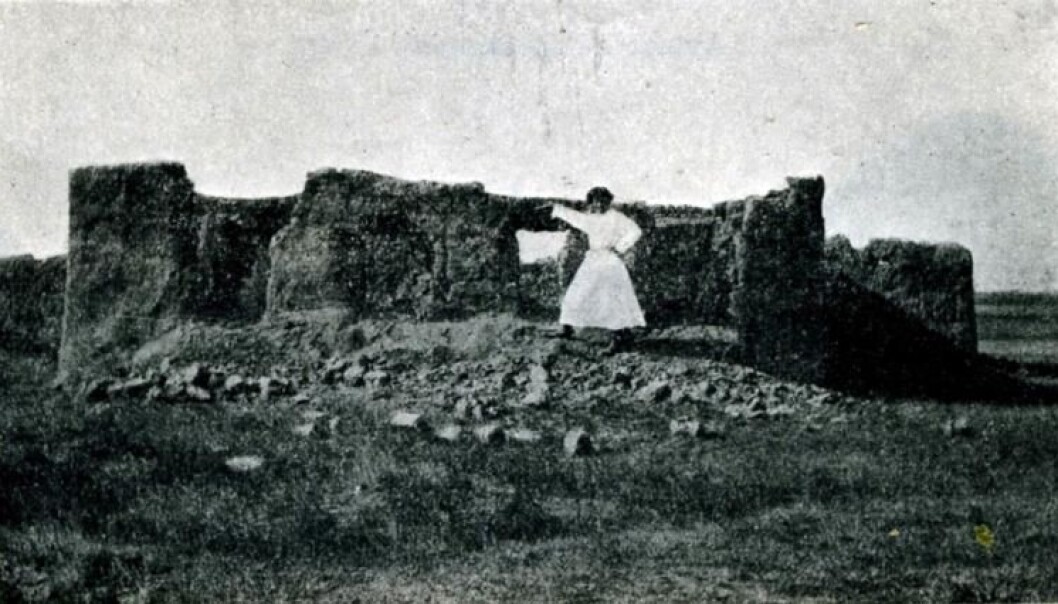 Bildeteksten forteller en trist historie: "Brent jordhytte etter at feltskjæren Akulinin døde av pest, Isim-Tyube". Steppene i Kirgisistan, 1926. (Foto fra: CRASSH, University of Cambridge). Bildeteksten forteller en trist historie: "Brent jordhytte etter at feltskjæren Akulinin døde av pest, Isim-Tyube". Steppene i Kirgisistan, 1926. (Foto fra: CRASSH, University of Cambridge).