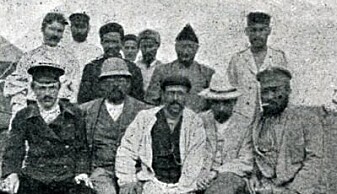 En gruppe leger og medhjelpere på de kirgisiske stepper allerede i 1913. Legene heter Sjarnevskij, Belilovskij, Klodintskij og Tsjumbalov, mens medhjelpernes navn ikke står i bildeteksten. (Foto: Ukjent, CRASSH/University of Cambridge, opprinnelig fra Institute of Experimental Medicine, St. Petersburg, Russland). En gruppe leger og medhjelpere på de kirgisiske stepper allerede i 1913. Legene heter Sjarnevskij, Belilovskij, Klodintskij og Tsjumbalov, mens medhjelpernes navn ikke står i bildeteksten. (Foto: Ukjent, CRASSH/University of Cambridge, opprinnelig fra Institute of Experimental Medicine, St. Petersburg, Russland).