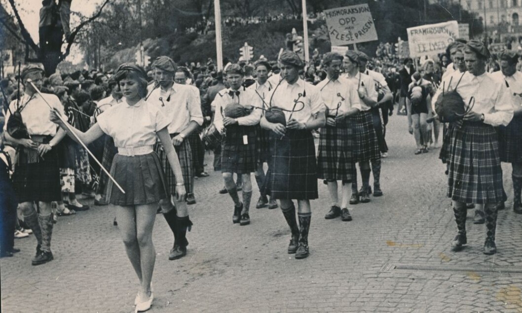 Da Ellen Sigmond begynte å studere geologi på 1950-tallet var det ikke mange kvinnelige medstudenter på fagte. Her leder hun an gutta i russetoget i 1954. (Foto: Privat) Da Ellen Sigmond begynte å studere geologi på 1950-tallet var det ikke mange kvinnelige medstudenter på fagte. Her leder hun an gutta i russetoget i 1954. (Foto: Privat)