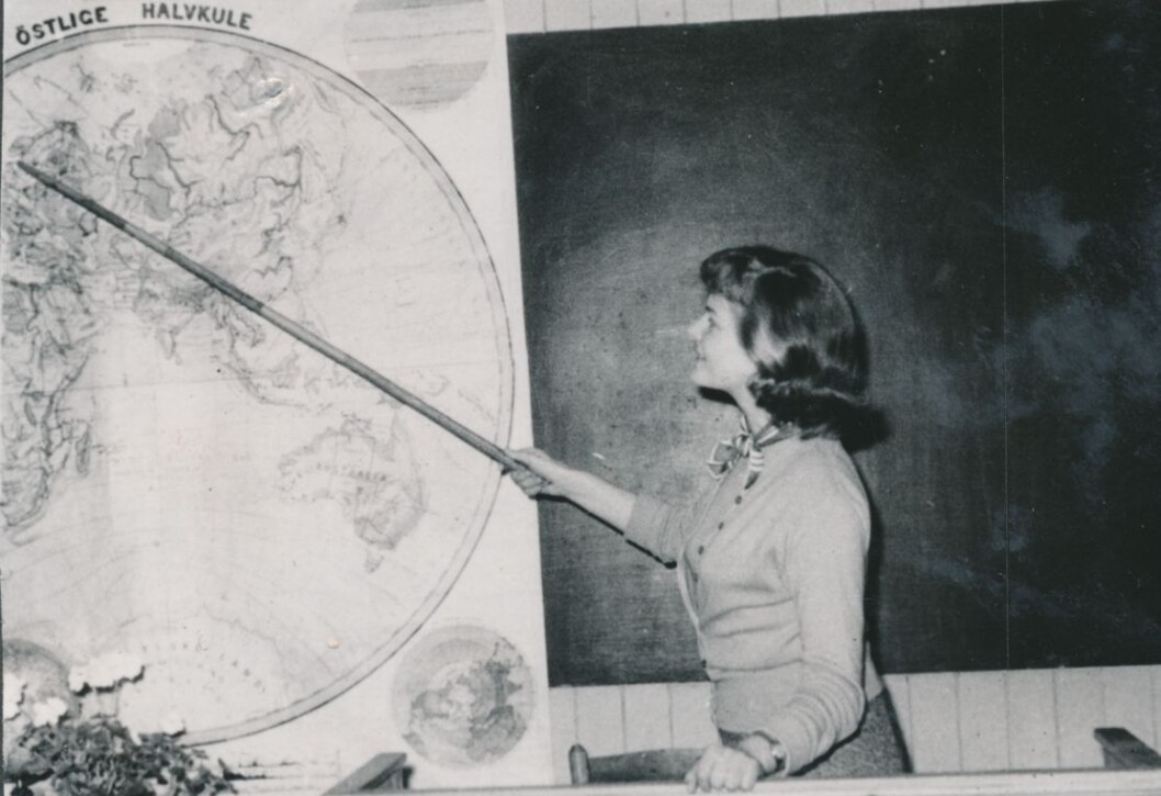 Før Ellen Sigmond startet på studiene i Oslo var hun lærerinne i Lofoten. Her underviser hun en klasse i geografi i 1955. (Foto: Privat) Før Ellen Sigmond startet på studiene i Oslo var hun lærerinne i Lofoten. Her underviser hun en klasse i geografi i 1955. (Foto: Privat)