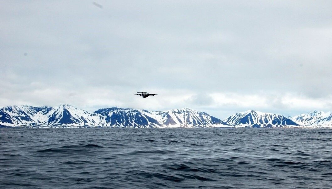 Forskningsflyet BAe 146 i luften over Prins Karls Forland på vestkysten av Svalbard. (Foto: CAGE) Forskningsflyet BAe 146 i luften over Prins Karls Forland på vestkysten av Svalbard. (Foto: CAGE)