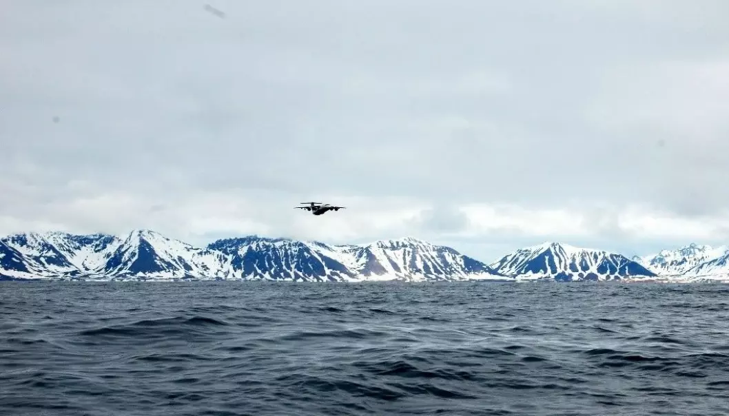 Forskningsflyet BAe 146 i luften over Prins Karls Forland på vestkysten av Svalbard. (Foto: CAGE)