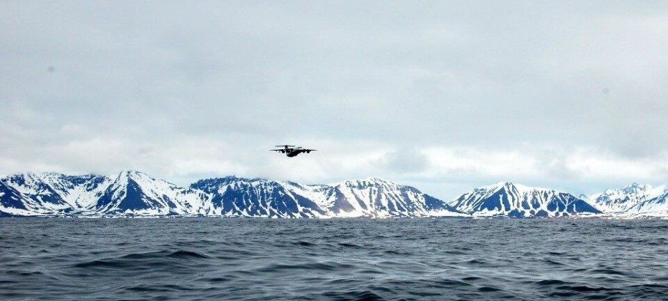 Forskningsflyet BAe 146 i luften over Prins Karls Forland på vestkysten av Svalbard. (Foto: CAGE)