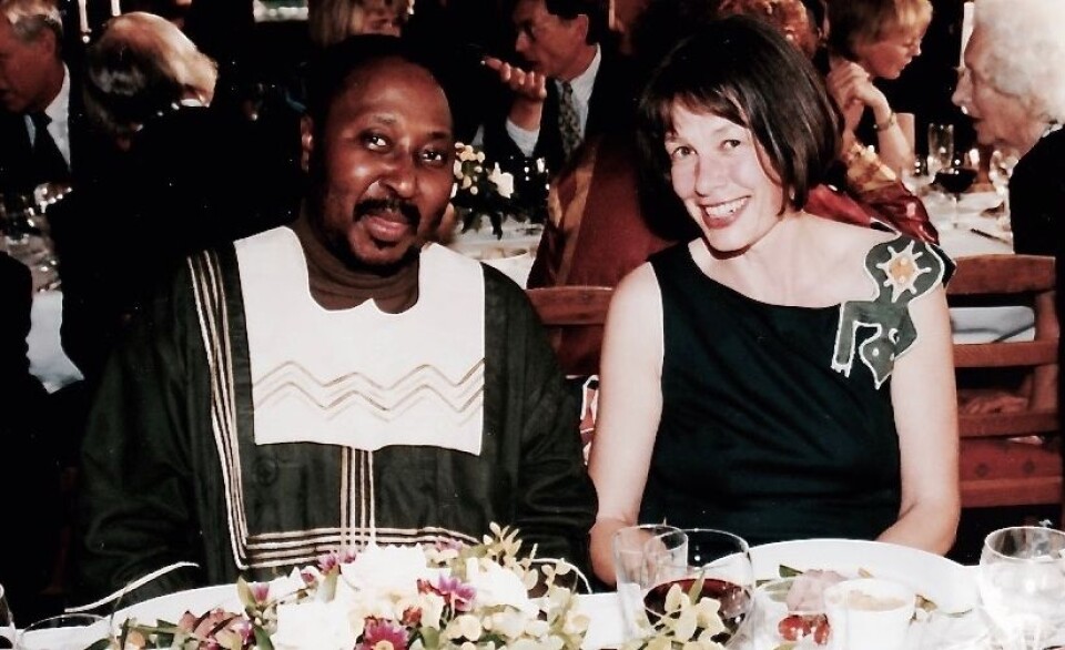 Anne Hellum disputerte i 1998. Her feirer hun doktorgraden sammen med sin opponent, professor Sylvia Tamale fra Universitetet i Makere, Ugand. (Foto: Privat)