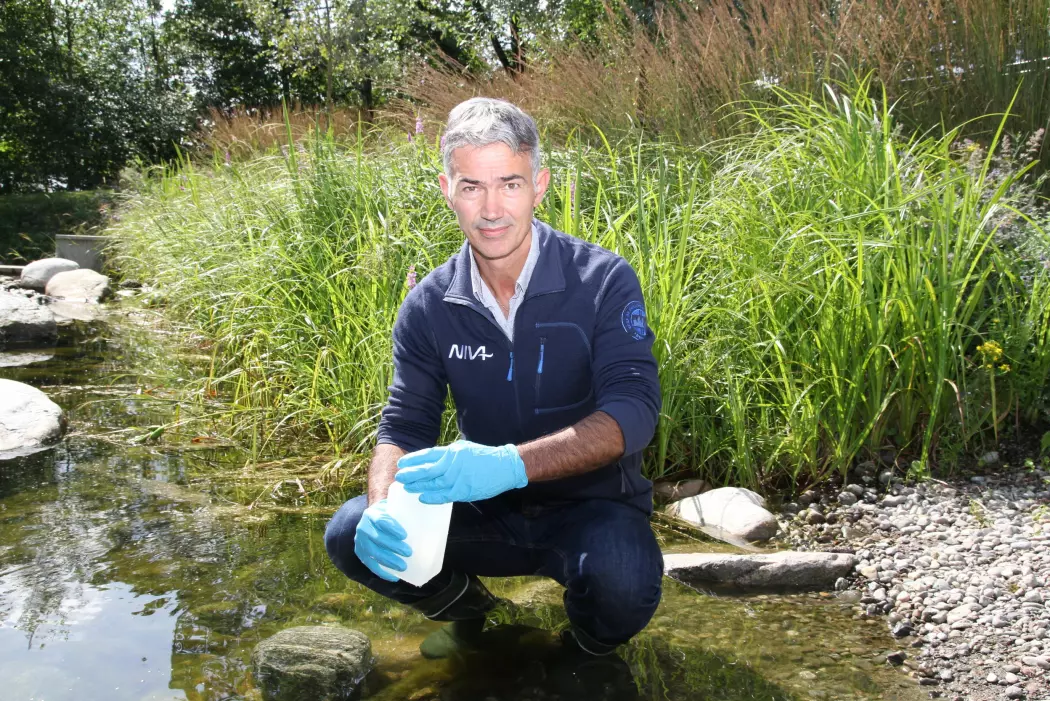 – Miljø-DNA kommer til å bli mer og mer utbredt i overvåking og forskning, sier NIVA-forsker Marc Anglès d’Auriac. Han finner ut mye om en rekke arter som finnes i et vannmiljø ved hjelp av en vannprøve. (Foto: Gunnar Omsted, NIVA)