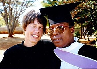 Anne hellum veiledet Mary Maborekes, som var den første som tok mastergrad i kvinnerett i sørlige og østlige Afrika. Universitetet i Zimbabwe innførte kvinnerett i 1987. (Foto: privat) Anne hellum veiledet Mary Maborekes, som var den første som tok mastergrad i kvinnerett i sørlige og østlige Afrika. Universitetet i Zimbabwe innførte kvinnerett i 1987. (Foto: privat)