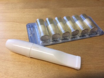 Slik ser inhalatoren ut, som kan brukes som hjelpemiddel ved røykeavvenning. Ampullene med nikotin ser du bak. (Foto: Anne Lise Stranden, forskning.no) Slik ser inhalatoren ut, som kan brukes som hjelpemiddel ved røykeavvenning. Ampullene med nikotin ser du bak. (Foto: Anne Lise Stranden, forskning.no)