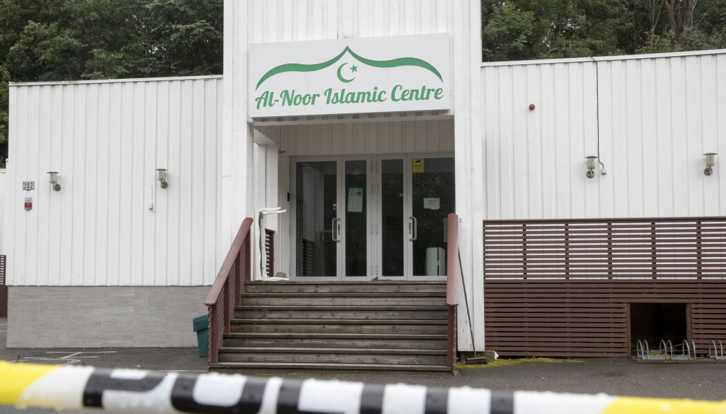 Moskéen Al-Noor Islamic Centre i Bærum ble angrepet lørdag 10. mars. Mannen som er pågrepet for angrepet er også siktet for å ha drept et familiemedlem. (Foto: Terje Pedersen / NTB scanpix) Moskéen Al-Noor Islamic Centre i Bærum ble angrepet lørdag 10. mars. Mannen som er pågrepet for angrepet er også siktet for å ha drept et familiemedlem. (Foto: Terje Pedersen / NTB scanpix)