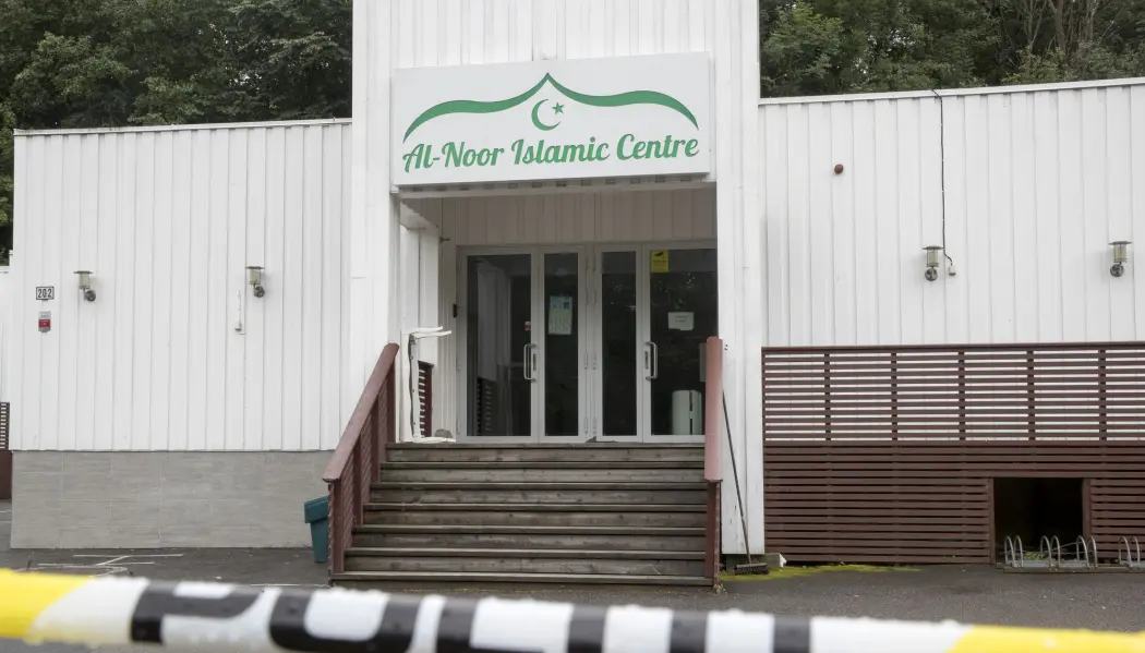 Moskéen Al-Noor Islamic Centre i Bærum ble angrepet lørdag 10. mars. Mannen som er pågrepet for angrepet er også siktet for å ha drept et familiemedlem. (Foto: Terje Pedersen / NTB scanpix) Moskéen Al-Noor Islamic Centre i Bærum ble angrepet lørdag 10. mars. Mannen som er pågrepet for angrepet er også siktet for å ha drept et familiemedlem. (Foto: Terje Pedersen / NTB scanpix)