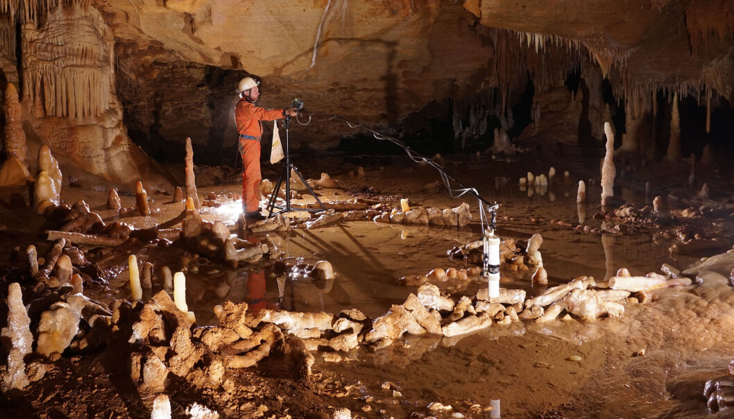 Du kan se konturen av steinringen i forgrunnen. Her har neandertalere lagt lag på lag med brukne stalagmitter for tusenvis av år siden. (Foto: Etienne FABRE - SSAC) Du kan se konturen av steinringen i forgrunnen. Her har neandertalere lagt lag på lag med brukne stalagmitter for tusenvis av år siden. (Foto: Etienne FABRE - SSAC)