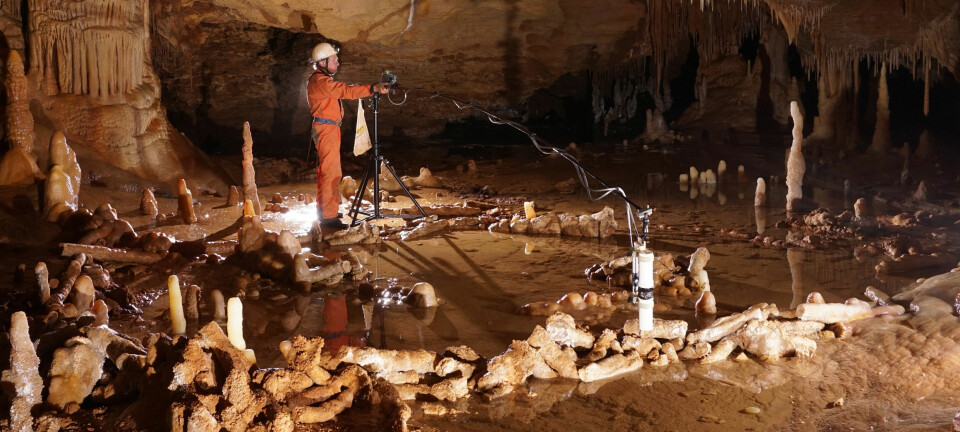 Du kan se konturen av steinringen i forgrunnen. Her har neandertalere lagt lag på lag med brukne stalagmitter for tusenvis av år siden. (Foto: Etienne FABRE - SSAC)