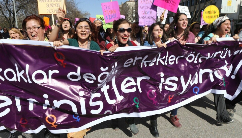 Motsetninger mellom religiøse tradisjoner og likestilling gir opphav til stadige debatter. Bildet viser kvinner i demonstrasjonstog i Tyrkia i forbindelse med kvinnedagen, 2015. (Foto:  AFP Photo/Adem Altan)