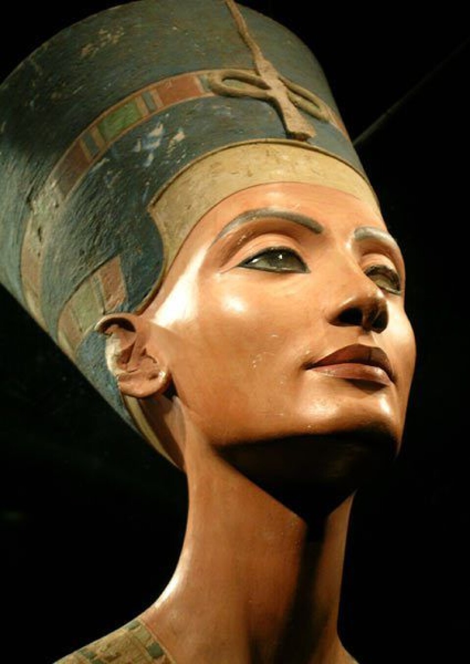 Bysten av dronning Nefertiti, med øynene rammet inn av sminke. (Foto: Neues Museum, Berlin)