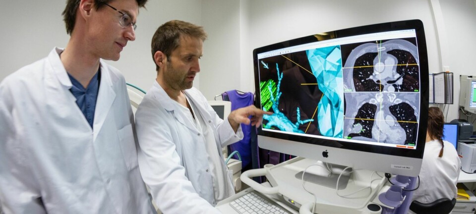 Forsker Erlend Hofstad og lege Håkon Olav Leira inspiserer kartet over pasientens lunger.  (Foto: Thor Nielsen)