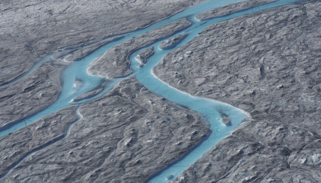 Store elver med smeltevann fotografert vest på Grønland i august. Hetebølgen som først førte til varmerekorder i fem europeiske land, førte blant annet til at over 10 milliarder tonn is smeltet i løpet av én dag, ifølge Danmarks meteorologiske institutt. (Foto: Caspar Haarløv, Into the Ice via AP / NTB scanpix) Store elver med smeltevann fotografert vest på Grønland i august. Hetebølgen som først førte til varmerekorder i fem europeiske land, førte blant annet til at over 10 milliarder tonn is smeltet i løpet av én dag, ifølge Danmarks meteorologiske institutt. (Foto: Caspar Haarløv, Into the Ice via AP / NTB scanpix)