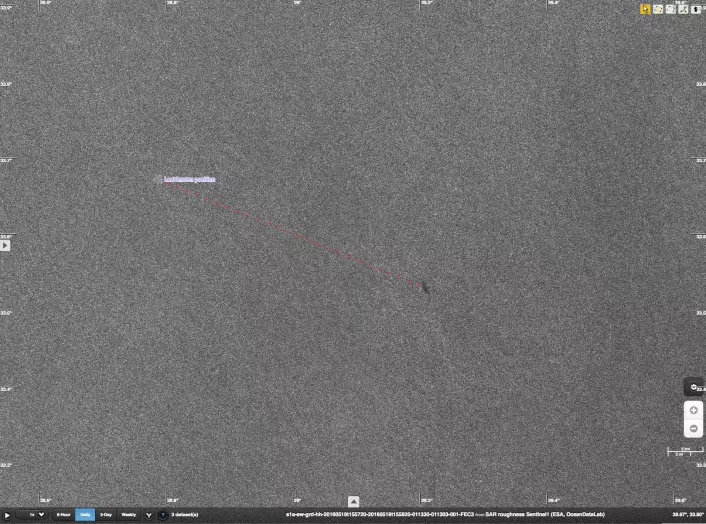 Oljesøl (midt på bildet) i det østlige Middelhavet sett av radarsatellitten Sentinel-1A. Oljesølet ligger 40 kilometer sørøst for det forsvunne EgyptAir-flyets siste kjente posisjon (merket punkt). (Foto: ESA/Sentinel-1 Mission Performance Centre)