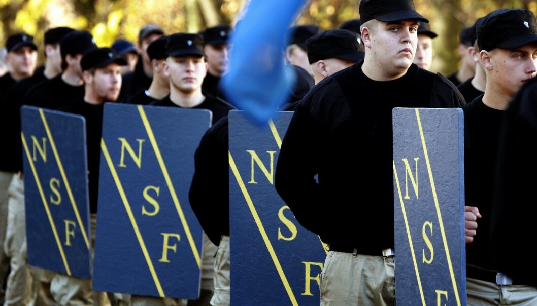 Høyreradikale i Vesten oppfatter at den største trusselen mot deres samfunn og levesett kommer fra radikale muslimer. Her ser du medlemmer av den svenske, nynazistiske organisasjonen Nationalsocialistisk Front (NSF) under en protest i 2005. (Foto: Stefan Jerrevång, NTB scanpix) Høyreradikale i Vesten oppfatter at den største trusselen mot deres samfunn og levesett kommer fra radikale muslimer. Her ser du medlemmer av den svenske, nynazistiske organisasjonen Nationalsocialistisk Front (NSF) under en protest i 2005. (Foto: Stefan Jerrevång, NTB scanpix)