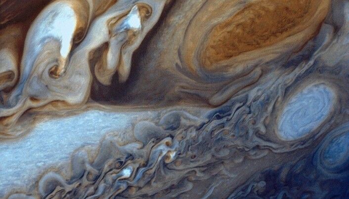 På dette bildet har mennesker lagt på falske farger. Men det viser den oransje flekken og flere mindre stormer som er hvite. (Foto: Voyager 1) På dette bildet har mennesker lagt på falske farger. Men det viser den oransje flekken og flere mindre stormer som er hvite. (Foto: Voyager 1)