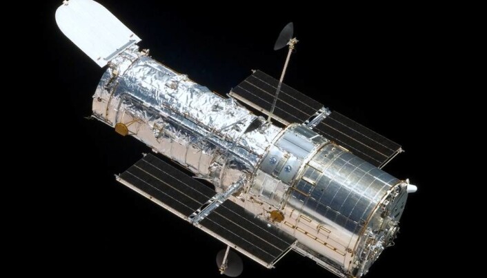 Hubble-teleskopet ble sendt opp i 1990. Hubble er en kjempekraftig rom-kikkert. Den går i bane rundt jorda, og den hjelper oss til å se ekstremt langt utover i universet. Hubble-teleskopet ble sendt opp i 1990. Hubble er en kjempekraftig rom-kikkert. Den går i bane rundt jorda, og den hjelper oss til å se ekstremt langt utover i universet.