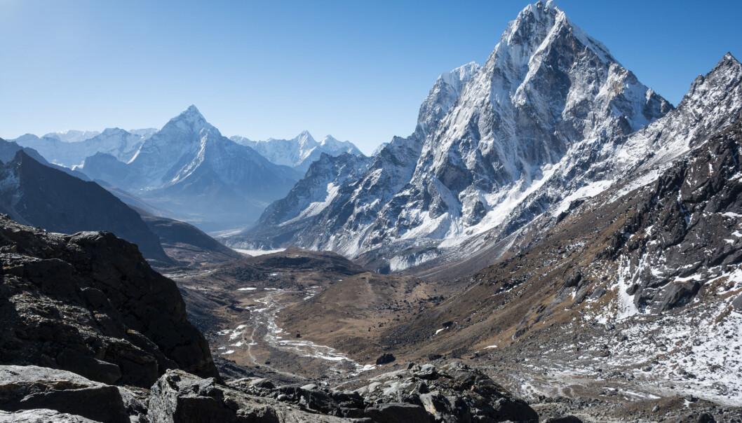 Geologiske og biologiske prosesser binder karbon. De geologiske bruker veldig mye lenger tid. Da Himalaya ble dannet så skjedde det en nedkjøling av klimaet som trolig hadde å gjøre med at forvitring bant mer CO2. Den såkalte Urey-likningen forklarer prosessen: CO2 + CaSiO4 → CaCO3 + SiO2. (Foto: Nik Bruining / Shutterstock / NTB scanpix) Geologiske og biologiske prosesser binder karbon. De geologiske bruker veldig mye lenger tid. Da Himalaya ble dannet så skjedde det en nedkjøling av klimaet som trolig hadde å gjøre med at forvitring bant mer CO2. Den såkalte Urey-likningen forklarer prosessen: CO2 + CaSiO4 → CaCO3 + SiO2. (Foto: Nik Bruining / Shutterstock / NTB scanpix)