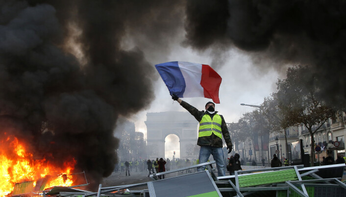 I Frankrike var president Emmanuel Macron sin økning av avgiftene på fossilt drivstoff den viktigste årsaken til opprøret blant de gule vestene.
Klimapolitikken er urettferdig, mente de. (Foto: Michel Euler/AP/NTB scanpix) I Frankrike var president Emmanuel Macron sin økning av avgiftene på fossilt drivstoff den viktigste årsaken til opprøret blant de gule vestene.
Klimapolitikken er urettferdig, mente de. (Foto: Michel Euler/AP/NTB scanpix)