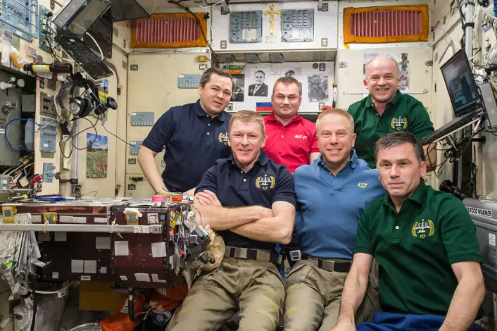 Mannskapet på ekspedisjon 47 poserer for kamera i dette bilde nummer tre millioner fra den internasjonale romstasjonen. Bildet ble tatt den 13. mai 2016. (Foto: NASA)
