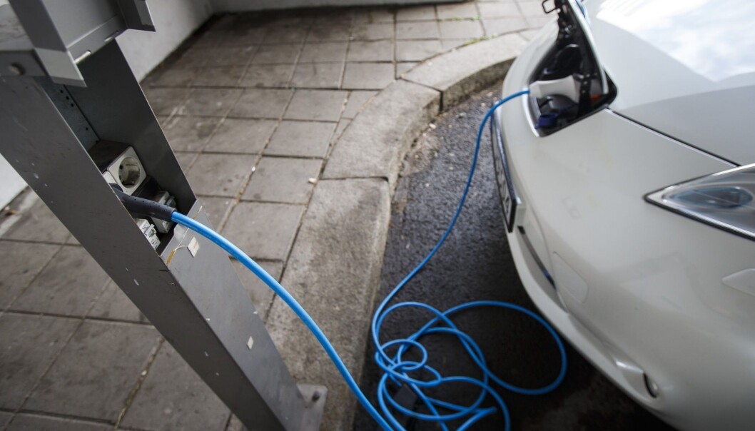 16 prosent av husholdningene i gruppen med høyest inntekt hadde minst én elbil i 2018. For gruppen med lavest inntekt var det bare 0,6 prosent som hadde et samme, viser en oversikt fra SSB. (Foto: Heiko Junge, NTB scanpix) 16 prosent av husholdningene i gruppen med høyest inntekt hadde minst én elbil i 2018. For gruppen med lavest inntekt var det bare 0,6 prosent som hadde et samme, viser en oversikt fra SSB. (Foto: Heiko Junge, NTB scanpix)
