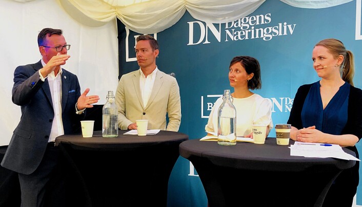 Dag Rune Olsen (UiB-rektor), Sebastian Eidem (Telia Norge), Ingrid Lomelde (WWF) og Kjerstin Eidem (UiO) diskuterte flyreiser under Arendalsuka. (Foto: Bård Amundsen/forskning.no) Dag Rune Olsen (UiB-rektor), Sebastian Eidem (Telia Norge), Ingrid Lomelde (WWF) og Kjerstin Eidem (UiO) diskuterte flyreiser under Arendalsuka. (Foto: Bård Amundsen/forskning.no)