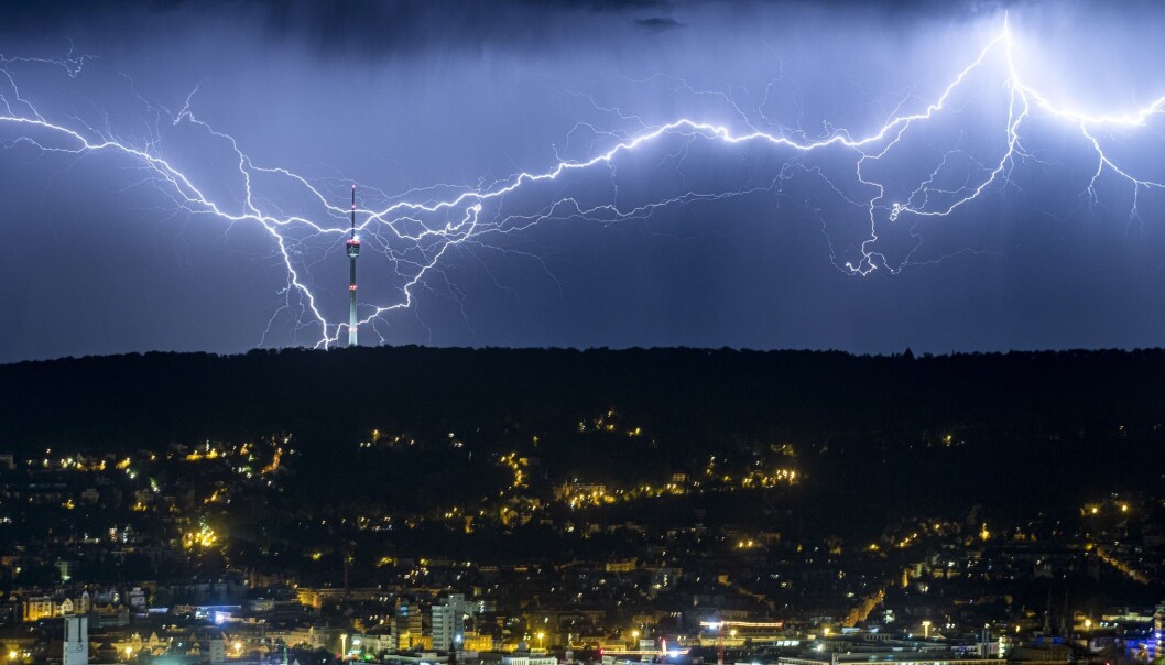 I slutten av juli ble Europa rammet av sommerens andre hetebølge, etterfulgt av lynnedslag og kraftig regnvær flere steder, her i Stuttgart i Sør-Tyskland. (Foto: dpa via AP, NTB scanpix) I slutten av juli ble Europa rammet av sommerens andre hetebølge, etterfulgt av lynnedslag og kraftig regnvær flere steder, her i Stuttgart i Sør-Tyskland. (Foto: dpa via AP, NTB scanpix)