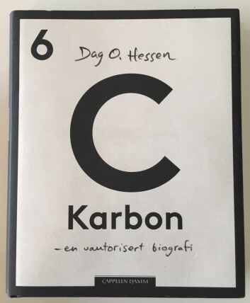 Dag O. Hessen: C Karbon – en uautorisert biografi. Cappelen Damm 2015. Foto: Å.Eikenes Dag O. Hessen: C Karbon – en uautorisert biografi. Cappelen Damm 2015. Foto: Å.Eikenes