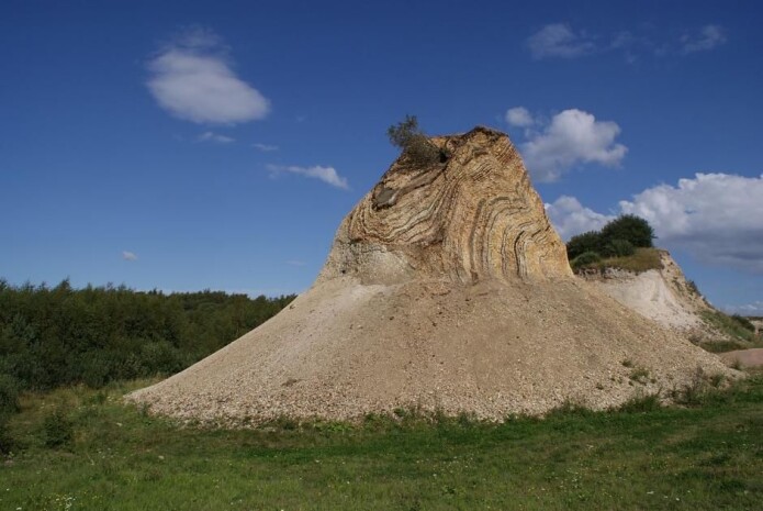 Moler er perfekt til bevaring av fossiler, siden dyrene blir innkapslet i oksygenfrie miljøer. Dessuten viser lagene hvilket tidspunkt dyret er fra. Her er det moler på Fur. (Foto: Slaunger/Wikimedia Commons) Moler er perfekt til bevaring av fossiler, siden dyrene blir innkapslet i oksygenfrie miljøer. Dessuten viser lagene hvilket tidspunkt dyret er fra. Her er det moler på Fur. (Foto: Slaunger/Wikimedia Commons)