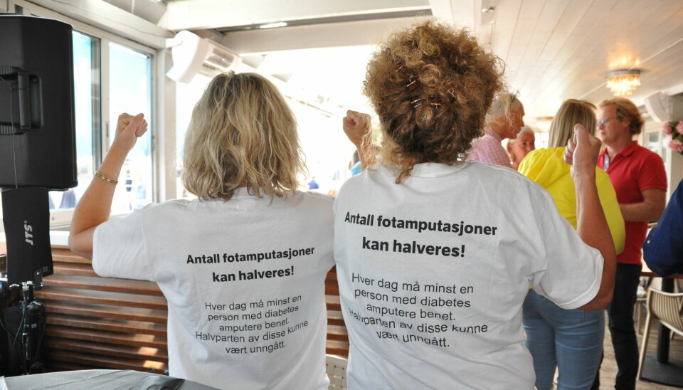 Aksjonstekst på ryggen til fotterapeuter denne uken i Arendal. (Foto: Gunnhild Lervåg, Delta)