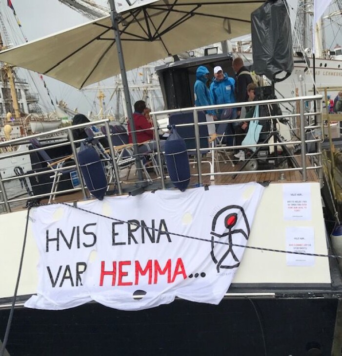 Ikke alle har lik rett til en arena i Arendal under Arendalsuka. Også fordi mange av arrangementene ikke er tilrettelagt for alle. Handikapforbundet ordnet opp selv da Arendalsuka ikke var universelt utformet. Skipet M/S Arnøy hadde den tilgjengeligheten mange manglet. (Foto: Siw Ellen Jakobsen) Ikke alle har lik rett til en arena i Arendal under Arendalsuka. Også fordi mange av arrangementene ikke er tilrettelagt for alle. Handikapforbundet ordnet opp selv da Arendalsuka ikke var universelt utformet. Skipet M/S Arnøy hadde den tilgjengeligheten mange manglet. (Foto: Siw Ellen Jakobsen)
