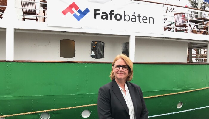 Fafo droppet for fire år siden det tradisjonelle stabsseminaret på et hotell og la til kai i Arendal. Daglig leder Tone Fløtten er svært fornøyd med det. – En av våre ansatte har truet med å slutte om vi ikke er med på Arendalsuka, sier hun. (Foto: Siw Ellen Jakobsen) Fafo droppet for fire år siden det tradisjonelle stabsseminaret på et hotell og la til kai i Arendal. Daglig leder Tone Fløtten er svært fornøyd med det. – En av våre ansatte har truet med å slutte om vi ikke er med på Arendalsuka, sier hun. (Foto: Siw Ellen Jakobsen)