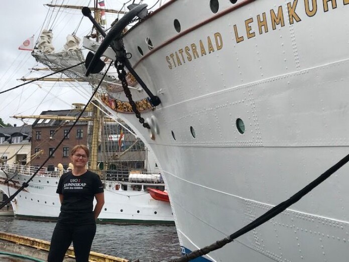Universitetet i Bergen og Bjerknessenteret var blant de som hadde de staseligste lokalitetene under Arendalsuka, selveste Statsraad Lehmkuhl. Professor Eli Skogerbø ved Universitetet i Oslo, som forsker på Arendalsuka, bodde litt mindre staselig. Men også de lå ved kai. UiO leide veteranskipet MS Sunnhordland. (Foto: Siw Ellen Jakobsen) Universitetet i Bergen og Bjerknessenteret var blant de som hadde de staseligste lokalitetene under Arendalsuka, selveste Statsraad Lehmkuhl. Professor Eli Skogerbø ved Universitetet i Oslo, som forsker på Arendalsuka, bodde litt mindre staselig. Men også de lå ved kai. UiO leide veteranskipet MS Sunnhordland. (Foto: Siw Ellen Jakobsen)