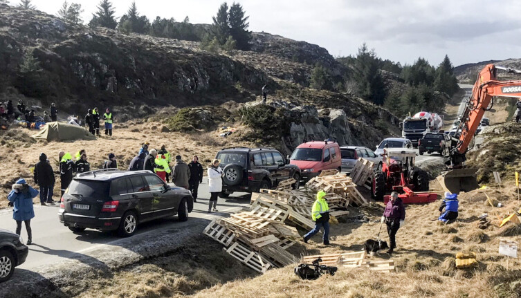 I Danmark og Tyskland bygges vindkraften stort sett i kulturlandskapet. I Norge bygges den oftere i urørt natur. Det gjør vindkraft mer kontroversielt i Norge, mener forskerne. Her fra en demonstrasjonen mot en ny vindmøllepark på Frøya. (Foto: Ronny Teigås / NTB scanpix) I Danmark og Tyskland bygges vindkraften stort sett i kulturlandskapet. I Norge bygges den oftere i urørt natur. Det gjør vindkraft mer kontroversielt i Norge, mener forskerne. Her fra en demonstrasjonen mot en ny vindmøllepark på Frøya. (Foto: Ronny Teigås / NTB scanpix)