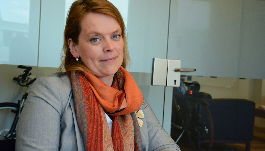 Det var ikke planen til Astri Kvassnes å skifte beite etter tolv år som forsker. I fjor mistet hun jobben ved forskningsinstituttet IRIS. - Det var kjipt, men man får bare innrette seg etter det som skjer, sier hun. (Foto: Ida Kvittingen, forskning.no) Det var ikke planen til Astri Kvassnes å skifte beite etter tolv år som forsker. I fjor mistet hun jobben ved forskningsinstituttet IRIS. - Det var kjipt, men man får bare innrette seg etter det som skjer, sier hun. (Foto: Ida Kvittingen, forskning.no)