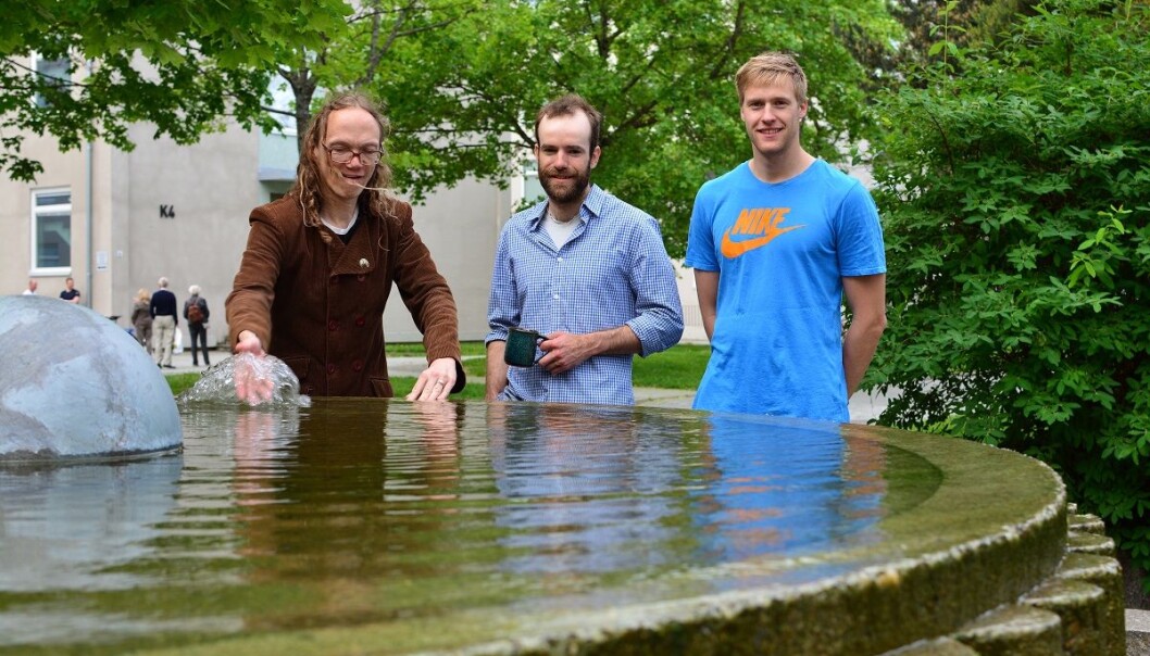 Simen Ådnøy Ellingsen fikk med seg Benjamin Keeler Smeltzer og Eirik Æsøy i jakten på bølgene. (Foto: Lars Robert Bang, NTNU) Simen Ådnøy Ellingsen fikk med seg Benjamin Keeler Smeltzer og Eirik Æsøy i jakten på bølgene. (Foto: Lars Robert Bang, NTNU)