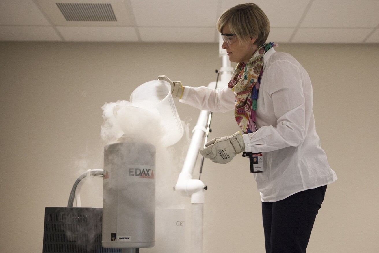 Mona Wetrhus Minde i aksjon med flytende nitrogen. (Foto: Mari Løvås, Universitetet i Stavanger) Mona Wetrhus Minde i aksjon med flytende nitrogen. (Foto: Mari Løvås, Universitetet i Stavanger)