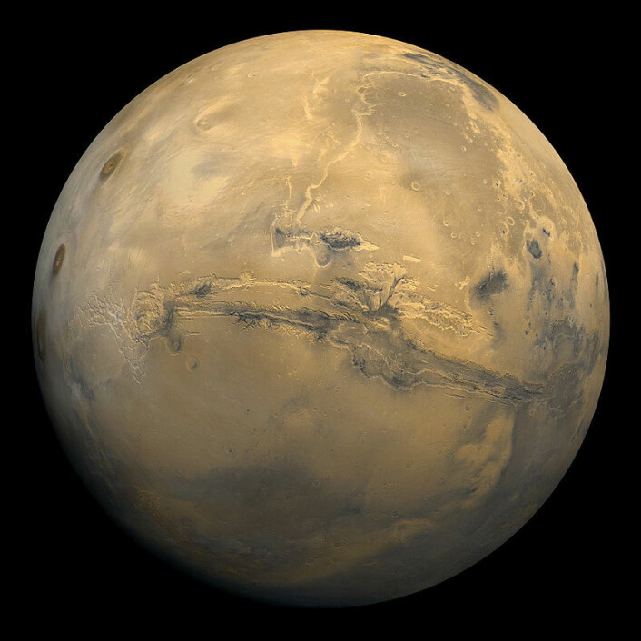 Den store dalen i midten av dette bildet kalles Vallis Marineris, og er en karakteristisk geologisk formasjon på Mars. (Foto: NASA) Den store dalen i midten av dette bildet kalles Vallis Marineris, og er en karakteristisk geologisk formasjon på Mars. (Foto: NASA)