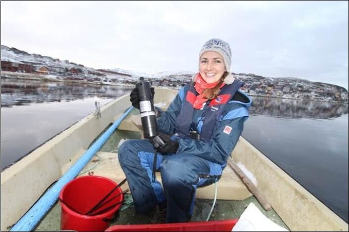 Kate Hawley med telemetriutstyr som anvendt i studien. (Foto: Guttorm Christensen, Akvaplan-NIVA) Kate Hawley med telemetriutstyr som anvendt i studien. (Foto: Guttorm Christensen, Akvaplan-NIVA)