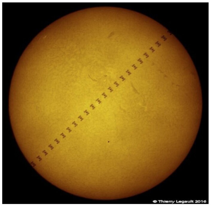 Astronautene på Romstasjonen blandet seg inn i bildet da planeten Merkur passerte sakte foran solskiven. (Bilde: Thierry Legault) Astronautene på Romstasjonen blandet seg inn i bildet da planeten Merkur passerte sakte foran solskiven. (Bilde: Thierry Legault)