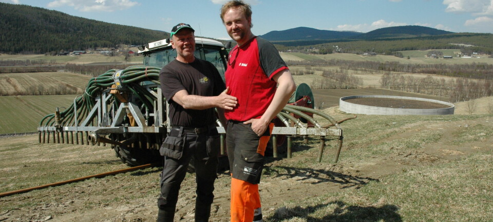 Bonde Gudmund Tronsmoen (til venstre) er fornøyd med at Erik Gjelten Dystebakken satser på slangespredning og har slanket utstyret med 15 tonn. (Foto: Jon Schärer)