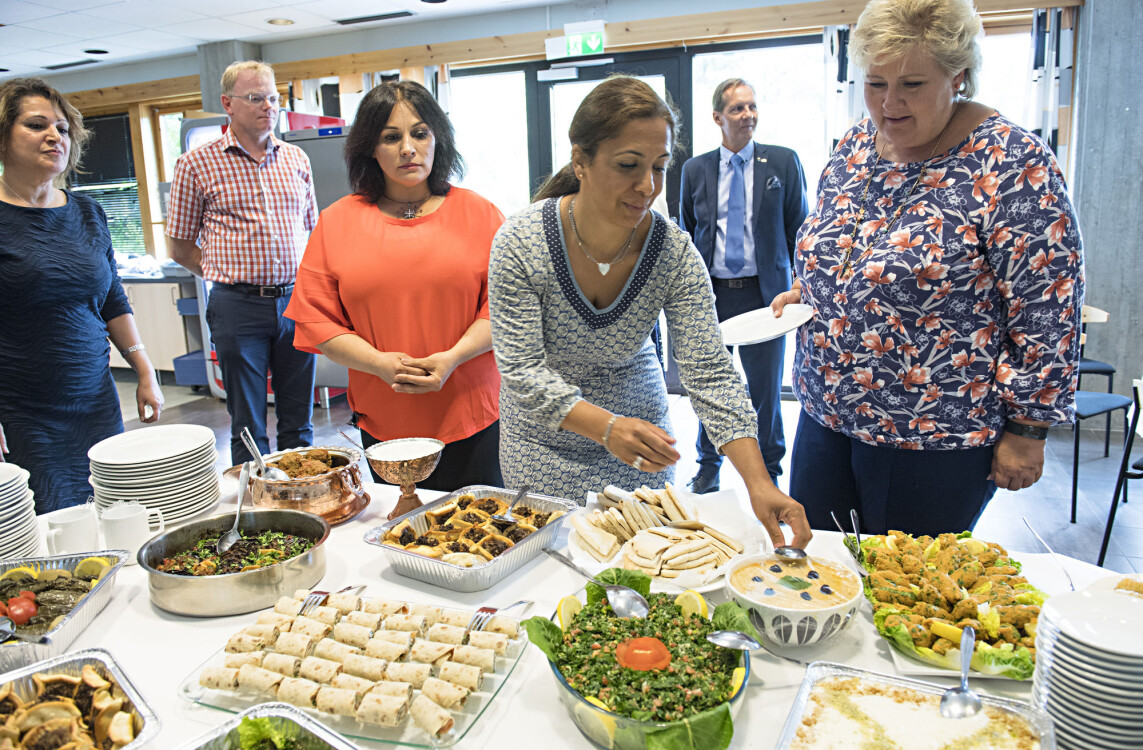 I Fjell kommune på Sotra får flyktningkvinner jobbe i kantina på rådhuset som en del av introduksjonsprogrammet. Her serverer Shahnaz Fadaie (tv), Paruin Joma og Berrin Straume internasjonal mat til statsminister Erna Solberg. (Arkivfoto: Marit Hommedal / NTB scanpix) I Fjell kommune på Sotra får flyktningkvinner jobbe i kantina på rådhuset som en del av introduksjonsprogrammet. Her serverer Shahnaz Fadaie (tv), Paruin Joma og Berrin Straume internasjonal mat til statsminister Erna Solberg. (Arkivfoto: Marit Hommedal / NTB scanpix)