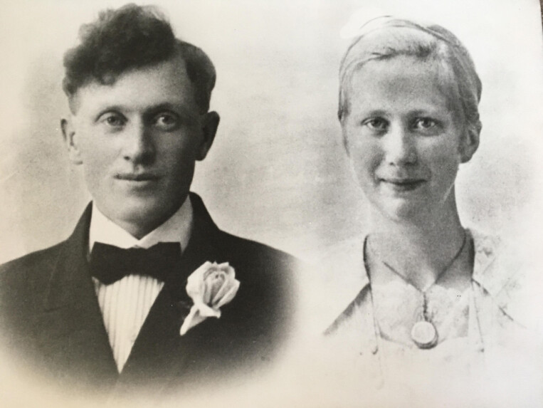 forskning.nos journalist søkte etter egne slektninger i det historiske registeret. Hun fant sin bestefar Paul Anton Stranden, født i 1903. Her han på bryllupsdagen med Anna Margrete Sandvik. (Foto: privat) forskning.nos journalist søkte etter egne slektninger i det historiske registeret. Hun fant sin bestefar Paul Anton Stranden, født i 1903. Her han på bryllupsdagen med Anna Margrete Sandvik. (Foto: privat)