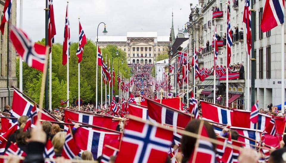 17. mai-feiring på Karl Johan i fjor. Norges lengste barnetog går opp mot slottet. Fra slottsbalkongen vinker kongefamilien. Bør vi avskaffe hele feiringen? (Foto: Vegard Grøtt / NTB scanpix)